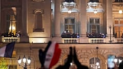 Οι φίλαθλοι χειροκροτούν τη γαλλική ομάδα από το μπαλκόνι του Ξενοδοχείου Crillon