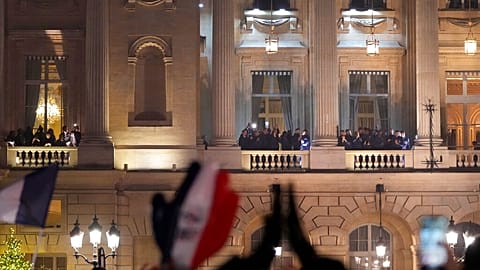 Seguidores de Francia aplauden a la selección francesa en el balcón del Hotel Crillon, el lunes 19 de diciembre de 2022 en París.