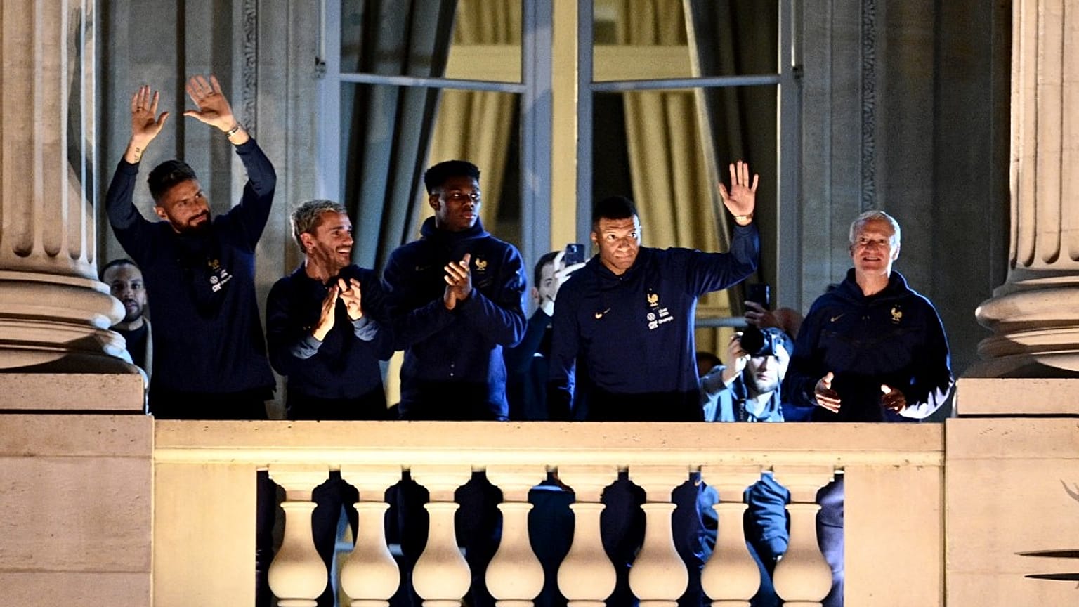 Die französische Nationalmannschaft präsentierte sich nach ihrer Rückkehr auf dem Balkon des Hotel Crillon in Paris
