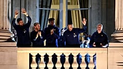 Die französische Nationalmannschaft präsentierte sich nach ihrer Rückkehr auf dem Balkon des Hotel Crillon in Paris