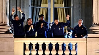 Die französische Nationalmannschaft präsentierte sich nach ihrer Rückkehr auf dem Balkon des Hotel Crillon in Paris