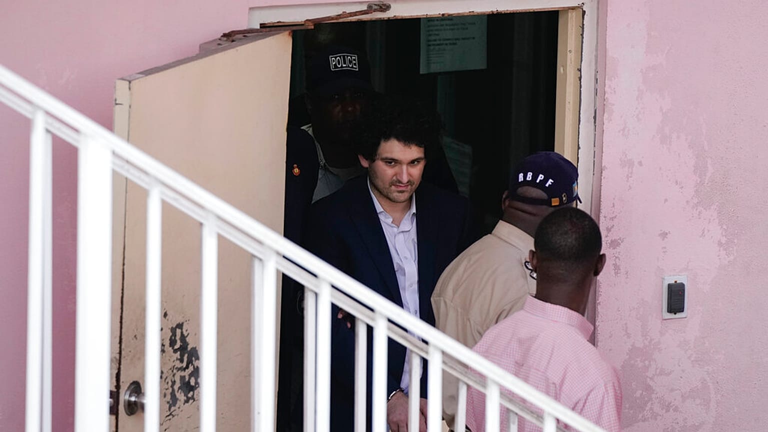 Sam Bankman-Fried auf dem Weg zurück ins Gefängnis in Nassau auf den Bahamas