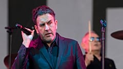 Ο Τέρι Χολ σε μία από τις ζωντανές εμφανίσεις του