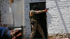 Peru'da eski Cumhurbaşkanı Pedro Castillo'nun taraftarlarının başlattığı eylemlerde, göstericilere silahını doğrultan bir polis memuru