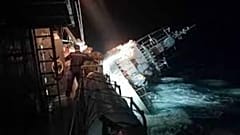 Σε αυτή τη φωτογραφία από το Βασιλικό Ναυτικό της Ταϊλάνδης, το πολεμικό πλοίο-κορβέτα HTMS Sukhothai βρίσκεται στα ανοικτά των ακτών της επαρχίας Prachuap KhiriKhan 