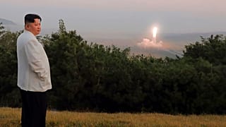 Kuzey Kore lideri Kim Jong Un ülkesinin gerçekleştirdiği füze denemelerini takip ederken