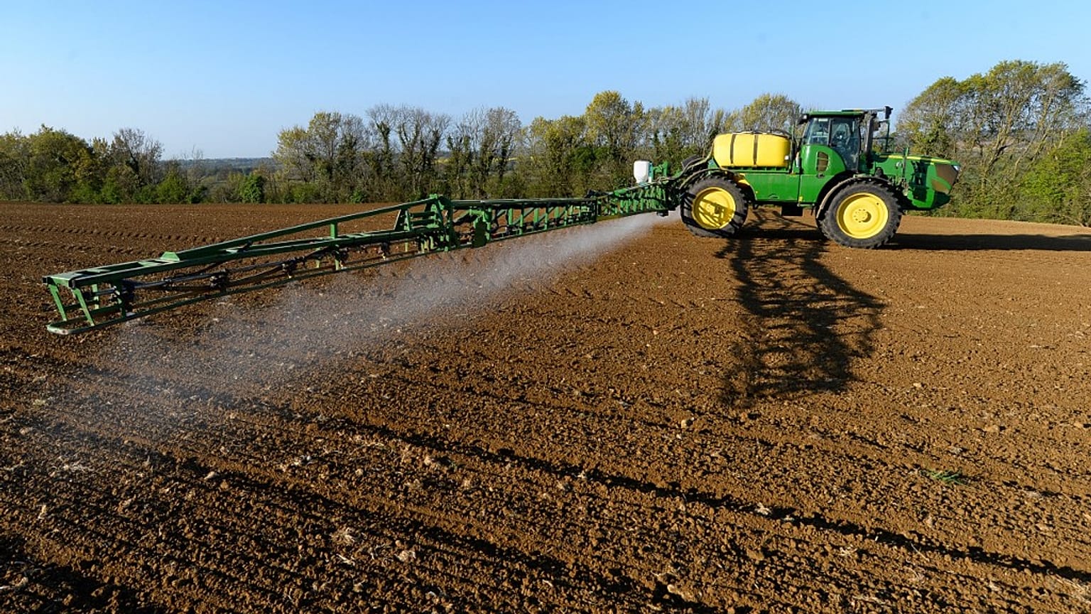 Un agriculteur répand du "Roundup" sur sa parcelle dans le nord-ouest de la France, le 23 avril 2021.