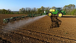 Un agriculteur répand du "Roundup" sur sa parcelle dans le nord-ouest de la France, le 23 avril 2021.
