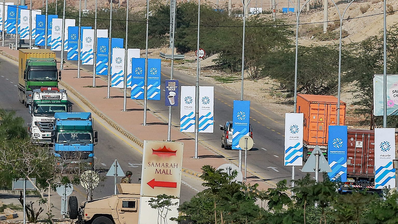 لافتات تحمل شعار "مؤتمر بغداد للتعاون والشراكة" في بلدة السويمة على ضفاف البحر الميت وسط غرب الأردن. 2022/12/18