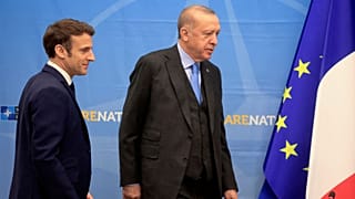 امانوئل مکرون و رجب طیب اردوغان در نشست دوجانبه پیش از نشست سران ناتو برای بحث در مورد تهاجم روسیه به اوکراین در مقر ناتو،۲۴مارس۲۰۲۲