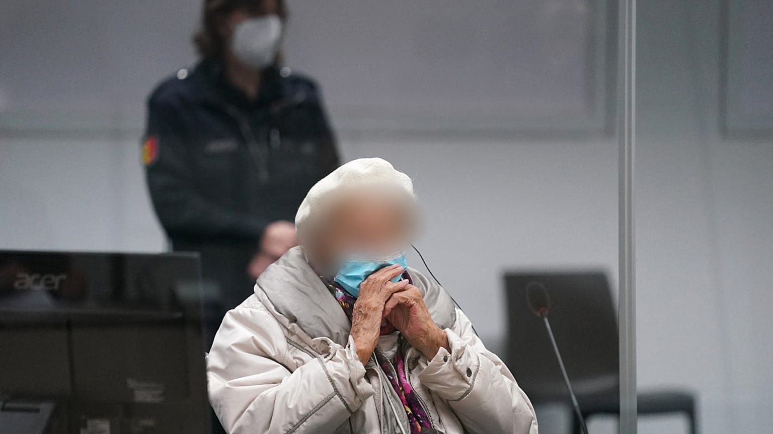 Irmgard F. im Gerichtssaal in Itzehohe im Juni 2022
