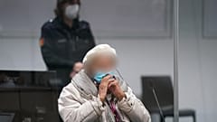 Irmgard F. im Gerichtssaal in Itzehohe im Juni 2022