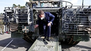 Hendrick Wuest kormányzó száll ki egy Puma tankból a Field Marshal Rommel Barracks katonai bázisaon tett áltogatása során 2022 március 30-án