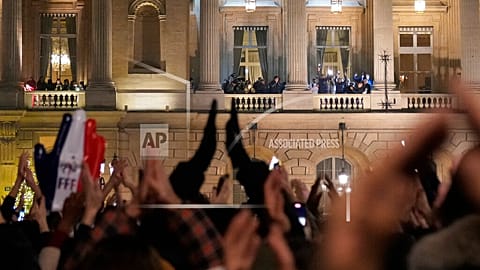Les Bleus auf dem Balkon eines Hotels Place de la Concorde