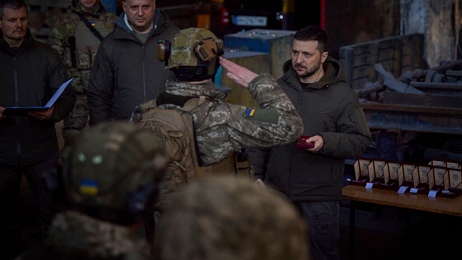 Volodímir Zelenski condecora a sus soldados en la ciudad de Bajmut