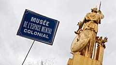 Ein Schild mit der Aufschrift "Museum des kolonialen Denkraums" für eine "dekolonialen Tour" zu Orten, die mit dem Sklavenhandel in Verbindung stehen, 5. Juli 2020, Paris.