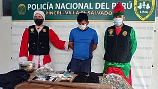 Polícias disfarçados de Pai Natal e duende de Natal com um traficante detido