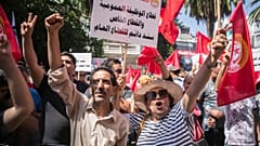 أنصار الاتحاد العام التونسي للشغل خلال تجمع حاشد خارج مقره في تونس العاصمة ، الخميس 16 يونيو 2022.