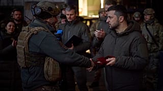 الرئيس الأوكراني مقلدًا أحد الجنود وسامًا