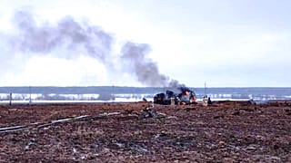 Tűzoltók dolgoznak a gázrobbanás helyszínén.