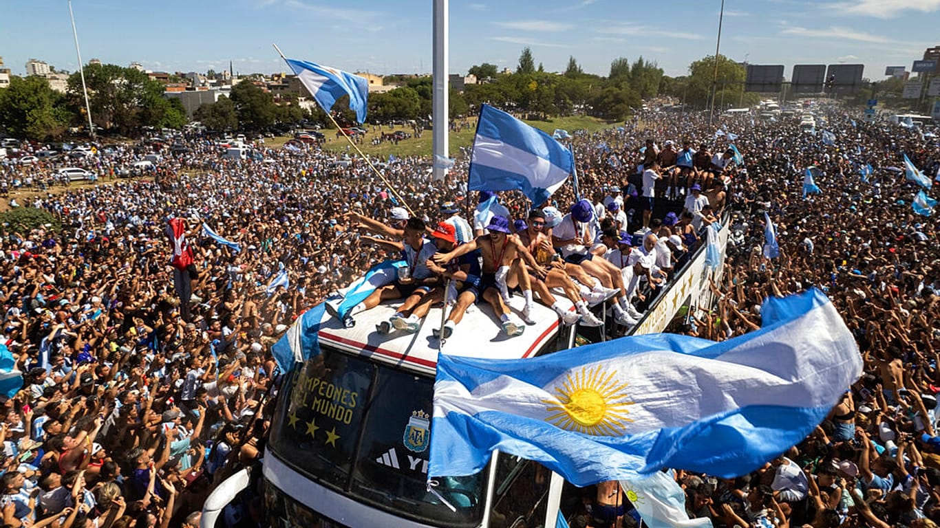 Millions of jubilant Argentines welcome home their World Cup winning ...