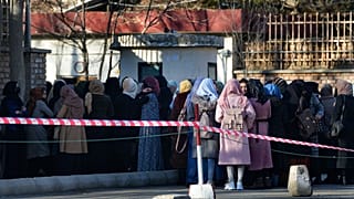 Φοιτήτριες έξω από το πανεπιστήμιο της Καμπούλ (φώτο αρχείου)