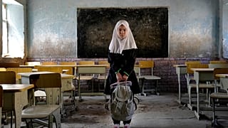 Una joven afgana en un aula. Afganistán 2022