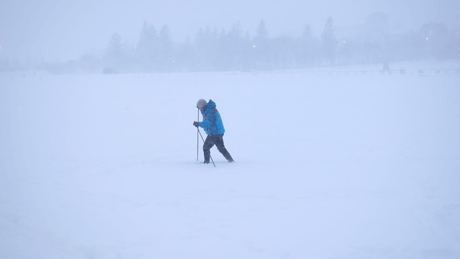 Ein Mann im Schnee auf Skiern bei Reykjavik, Island
