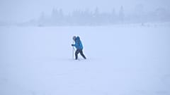 Ein Mann im Schnee auf Skiern bei Reykjavik, Island