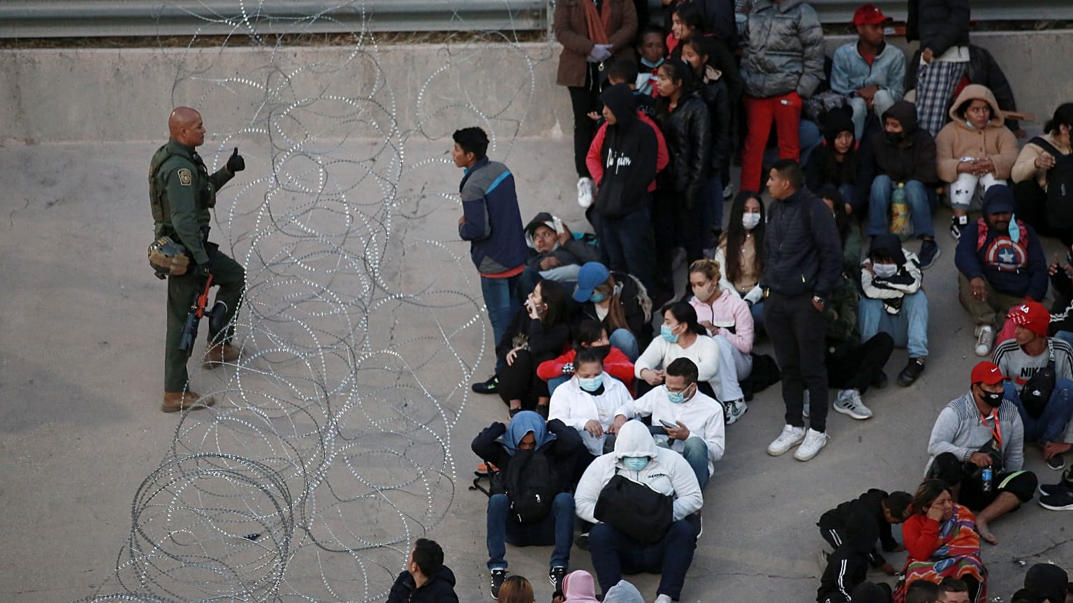 Des militaires américains empêchent des migrants de traverser à El Paso, au Texas, vus de Ciudad Juarez, au Mexique - 20.12.2022. 