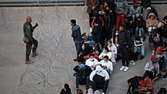 Des militaires américains empêchent des migrants de traverser à El Paso, au Texas, vus de Ciudad Juarez, au Mexique - 20.12.2022. 