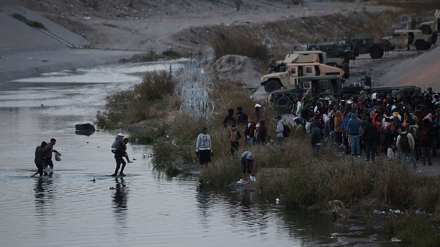 Flüchtlinge überqueren den Rio Grande, an der Grenze zu den USA in Ciudad Juarez, Mexiko