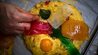 um dos melhores bolos rei do ano em Portugal pronto a ir para o forno