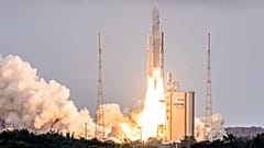 صاروخ أريان 5 من أريان سبيس في منصة الإطلاق، في مركز غويانا للفضاء. 2022/12/25 