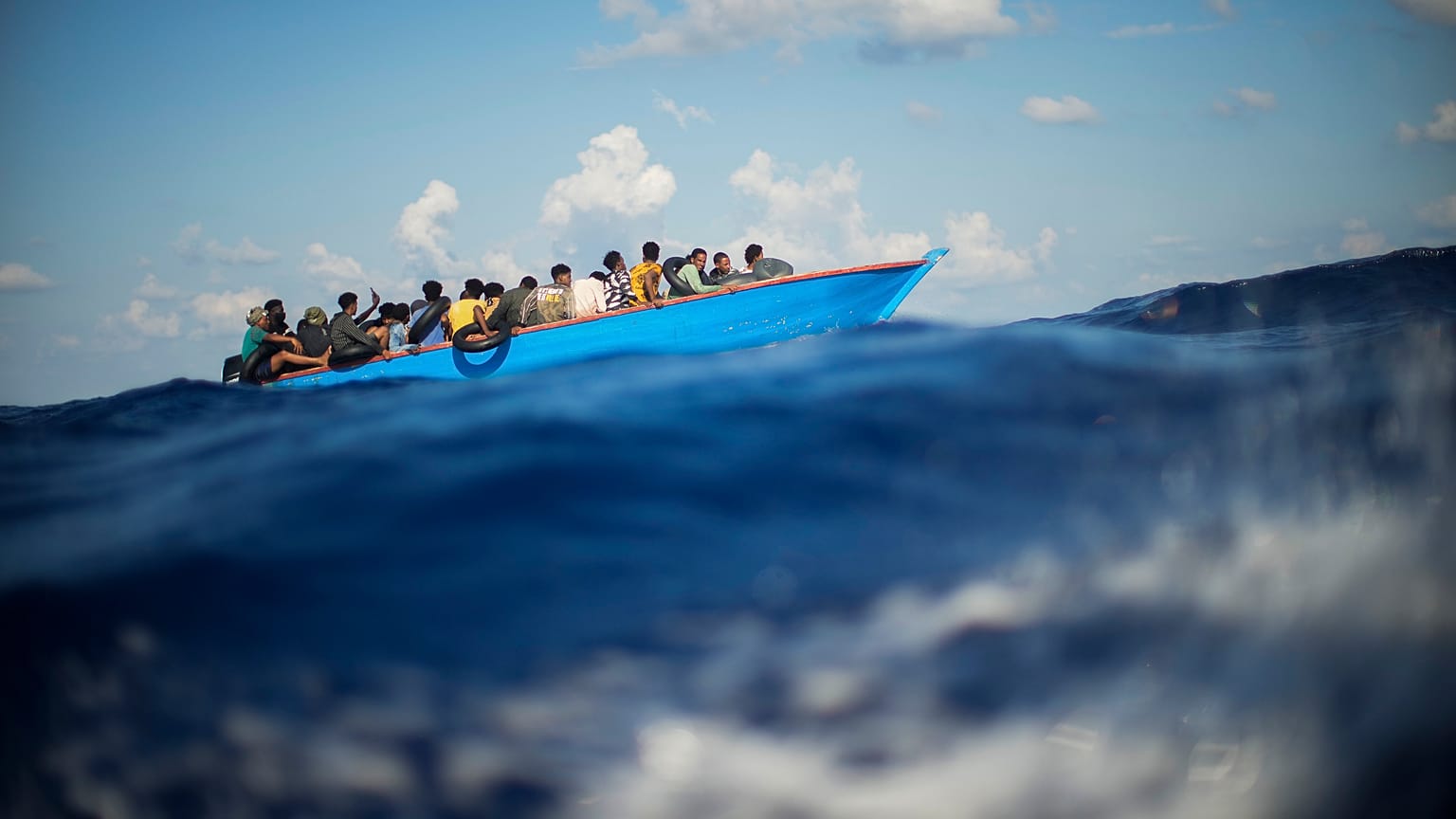 Migranti al largo di Lampedusa. 