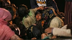 أقلية الروهينجا على متن قارب خشبي في ميناء كروينج غيوكويه في لوكسيوماوي، مقاطعة أتشيه في 31 ديسمبر 2021
