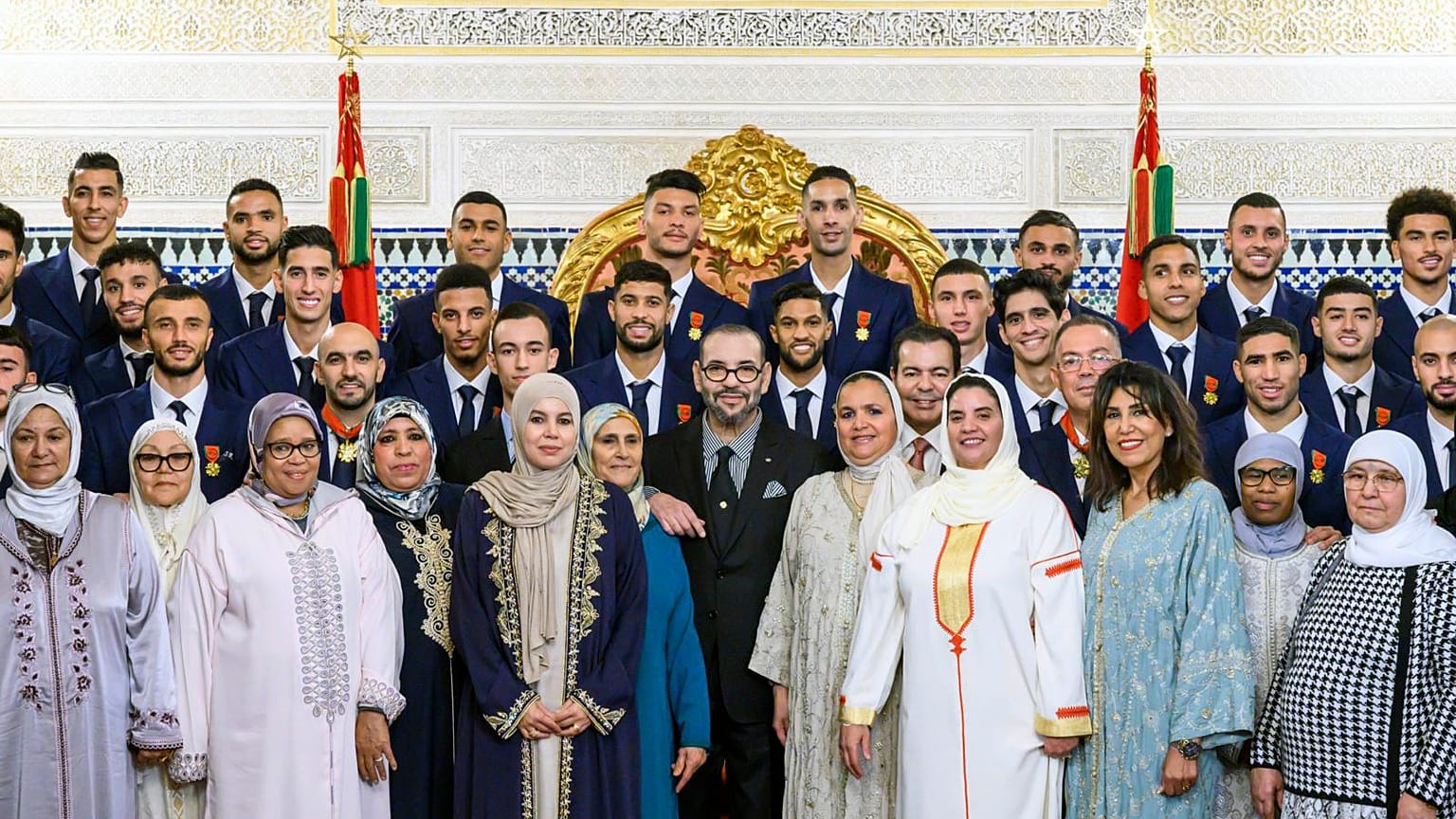 العاهل المغربي محمد السادس بمعية أسود الأطلس وأمهاتهم 