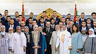 العاهل المغربي محمد السادس بمعية أسود الأطلس وأمهاتهم 
