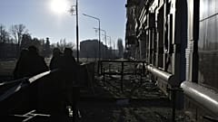 Bahmuti polgárok a súlyos harcok sújtotta városban