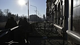 Bahmuti polgárok a súlyos harcok sújtotta városban
