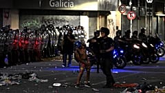 اشتبك عناصر الشرطة الأرجنتينية مع مشجعي المنتخب في العاصمة بيونس آيرس