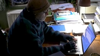 Un habitant de Bruxelles participe à la SlowHeat expérience et vit sans chauffage central