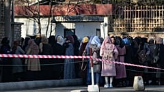 Taliban yönetiminin kadınların üniversitelerde eğitim almasını yasaklamasının ardından öğrenciler kapıdan içeri alınmadı