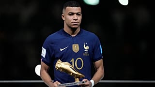 النجم الفرنسي كيليان مبابي يحمل جائزة الحذاء الذهبي لأفضل هدافي البطولة بعد المباراة النهائية لكأس العالم لكرة القدم بين الأرجنتين وفرنسا في قطر. 