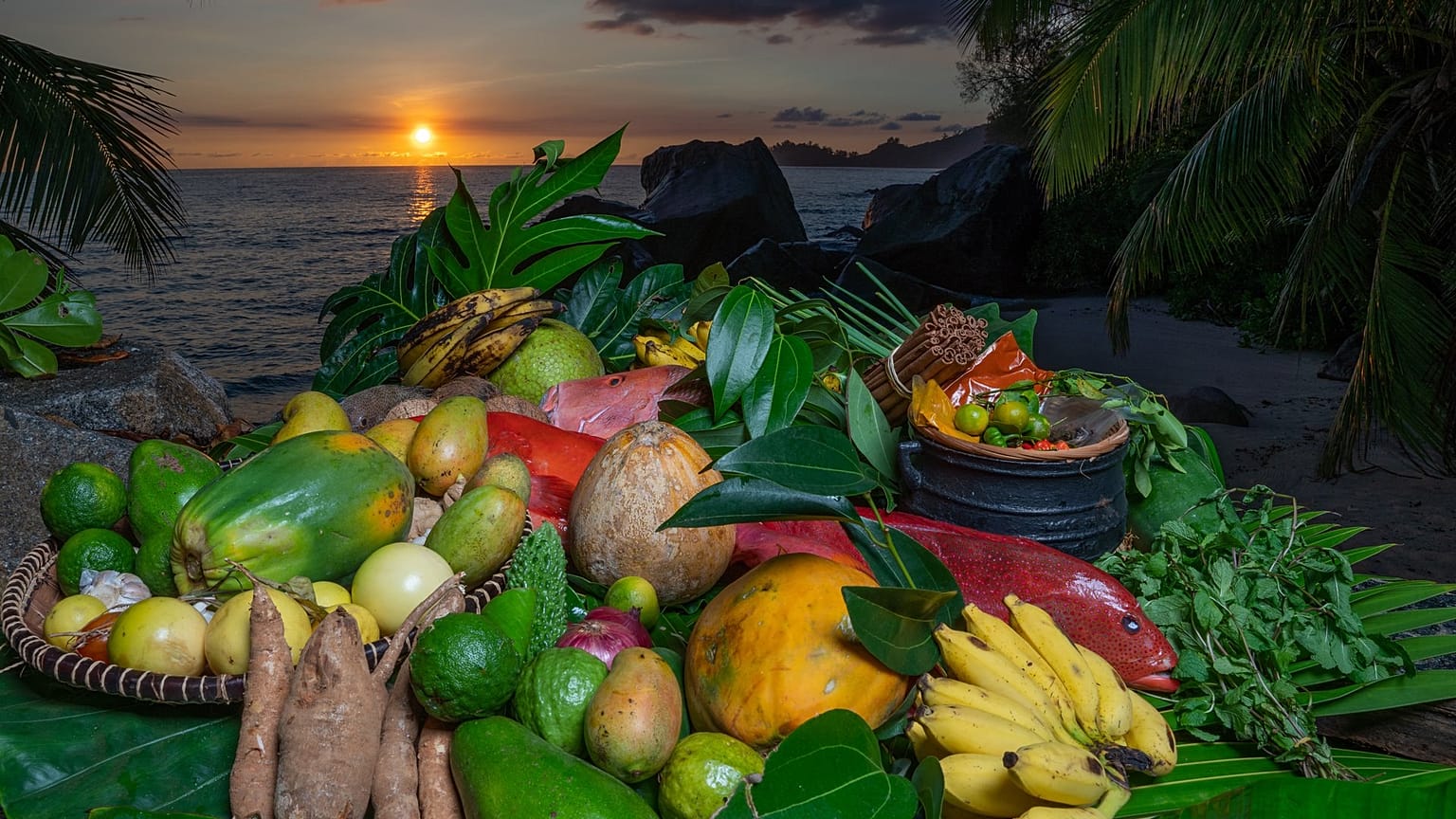 Pescado, fruta y verduras al anochecer en Anse Takamaka