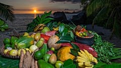 Pescado, fruta y verduras al anochecer en Anse Takamaka