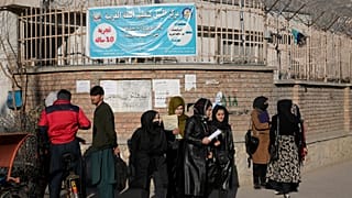 دانشجویان زن افغان در بیرون از دانشگاه کابل؛ روز چهارشنبه ۲۱ دسامبر ۲۰۲۲