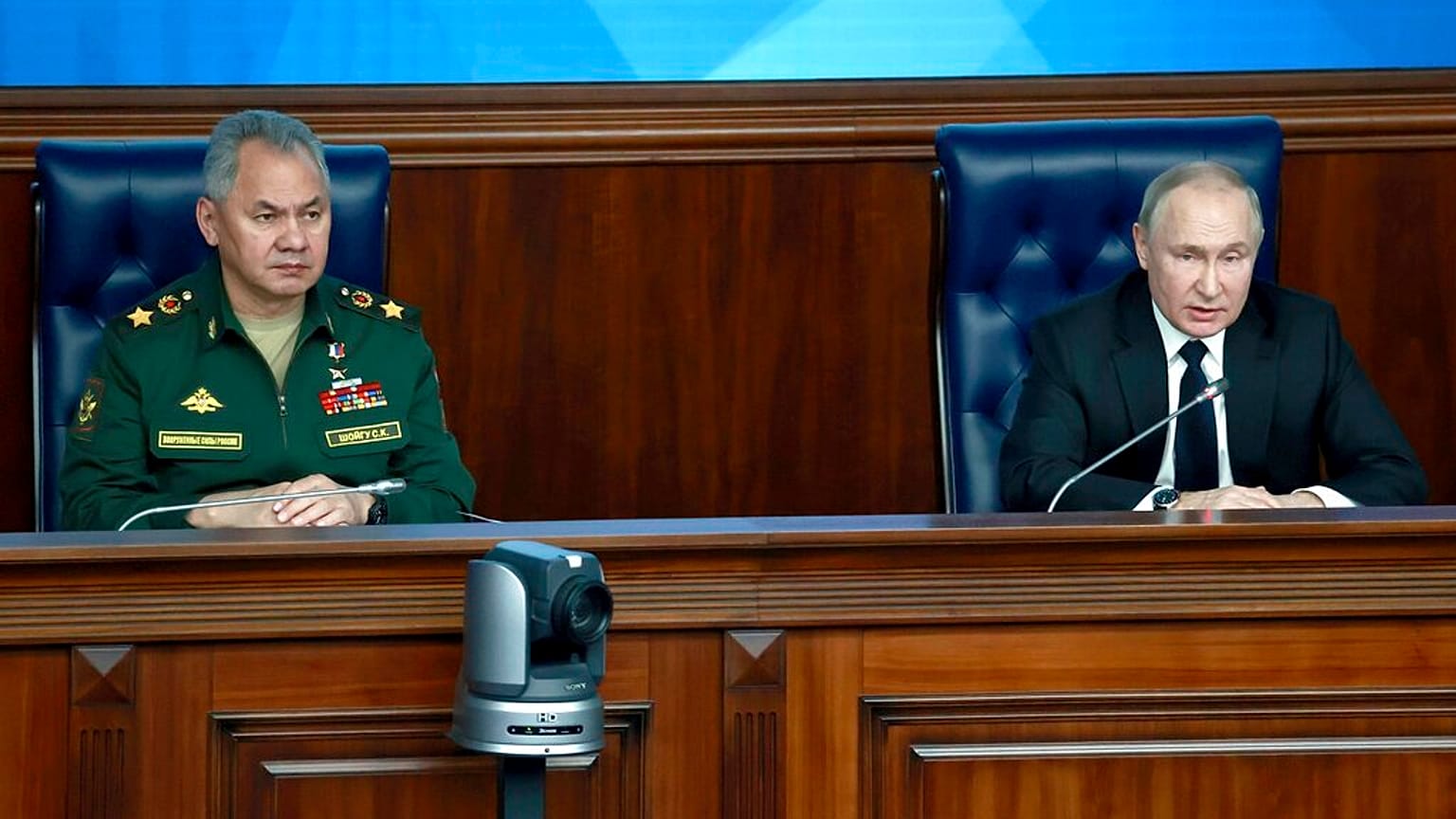 Le ministre russe de la Défense Sergueï Choïgou (à g.) et le e président russe Vladimir Poutine - Moscou, (Russie), le 21/12/2022