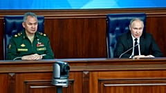 Le ministre russe de la Défense Sergueï Choïgou (à g.) et le e président russe Vladimir Poutine - Moscou, (Russie), le 21/12/2022