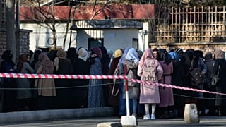 طالبات أفغانيات أمام جامعتهن